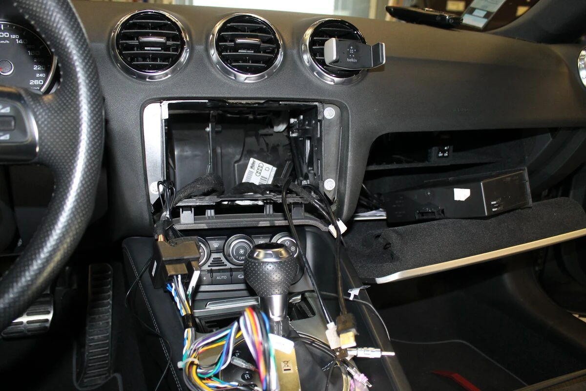 Audi TT : GPS Kenwood DNX5180BTS avec sono Bose conservée
