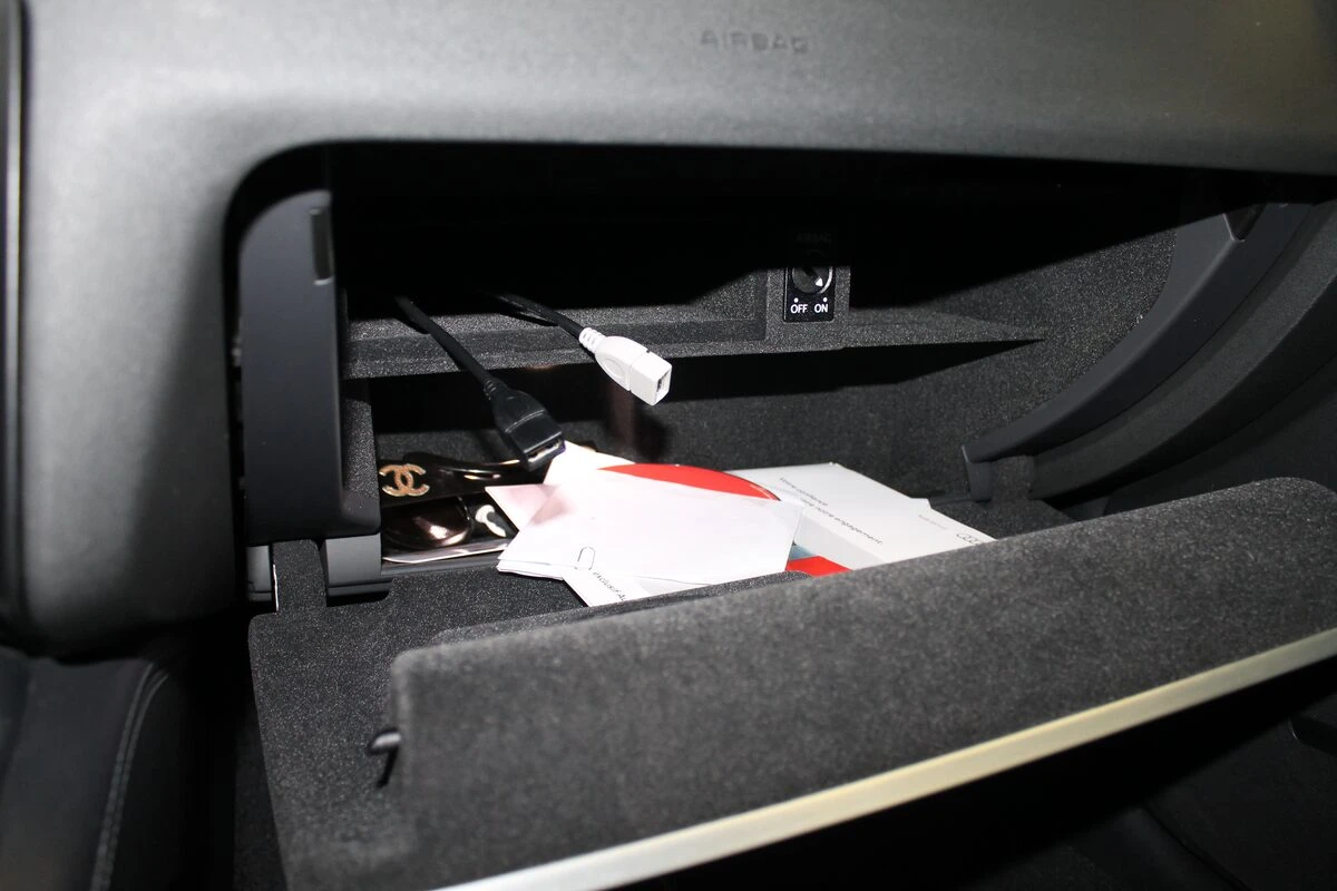 Audi TT : GPS Kenwood DNX5180BTS avec sono Bose conservée