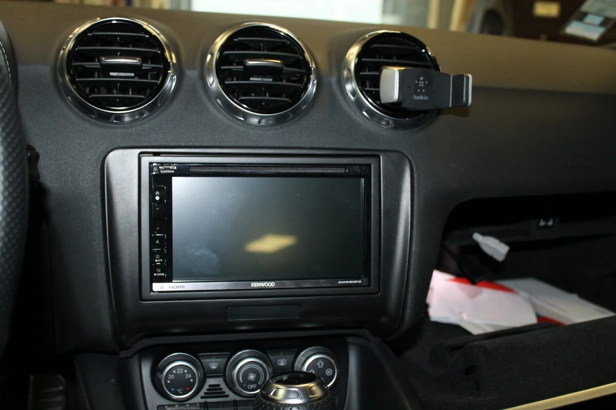 Audi TT : GPS Kenwood DNX5180BTS avec sono Bose conservée