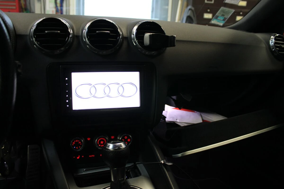 Audi TT : GPS Kenwood DNX5180BTS avec sono Bose conservée