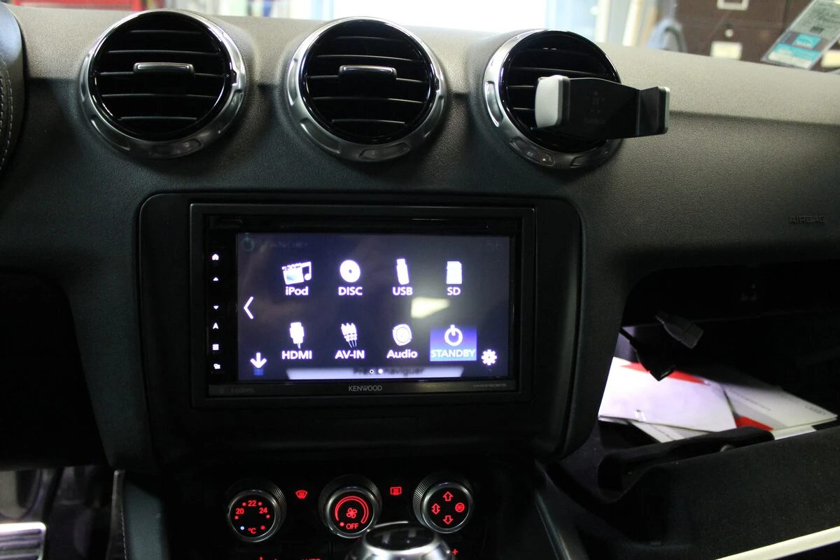 Audi TT : GPS Kenwood DNX5180BTS avec sono Bose conservée