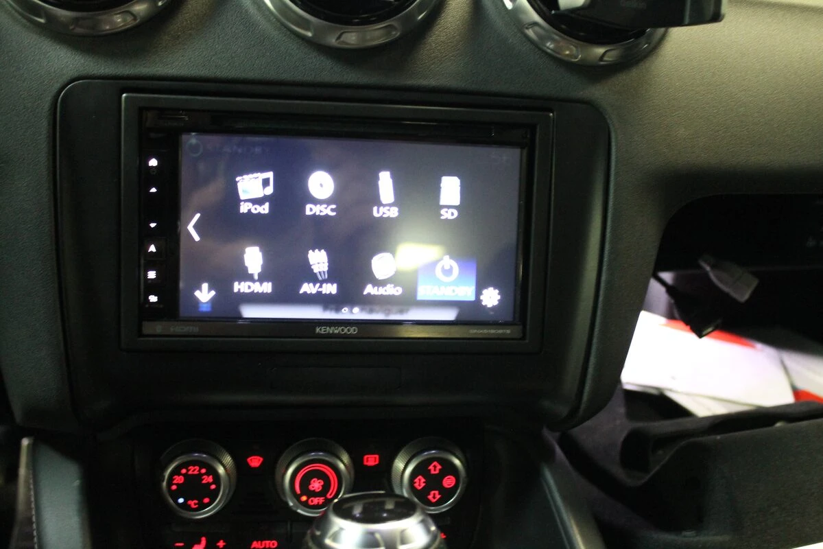 Audi TT : GPS Kenwood DNX5180BTS avec sono Bose conservée