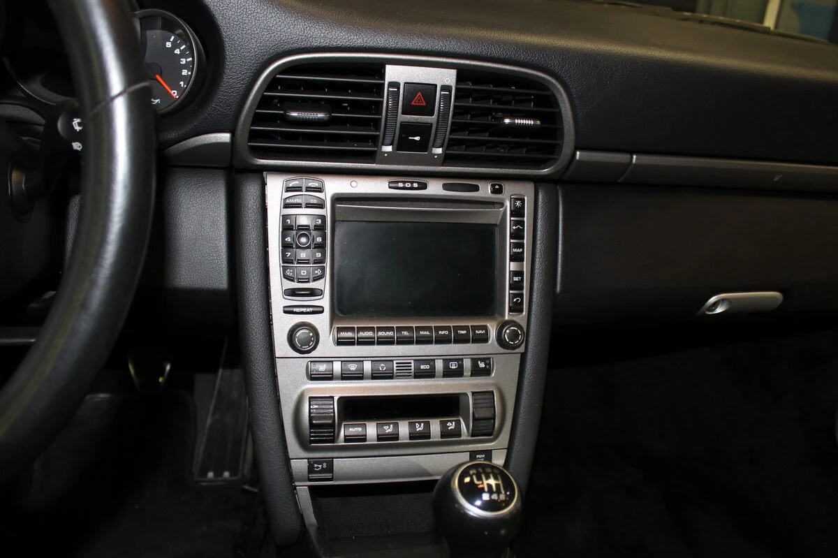 Porsche 997 Carrera : autoradio GPS Zenec et fonctions d'origine