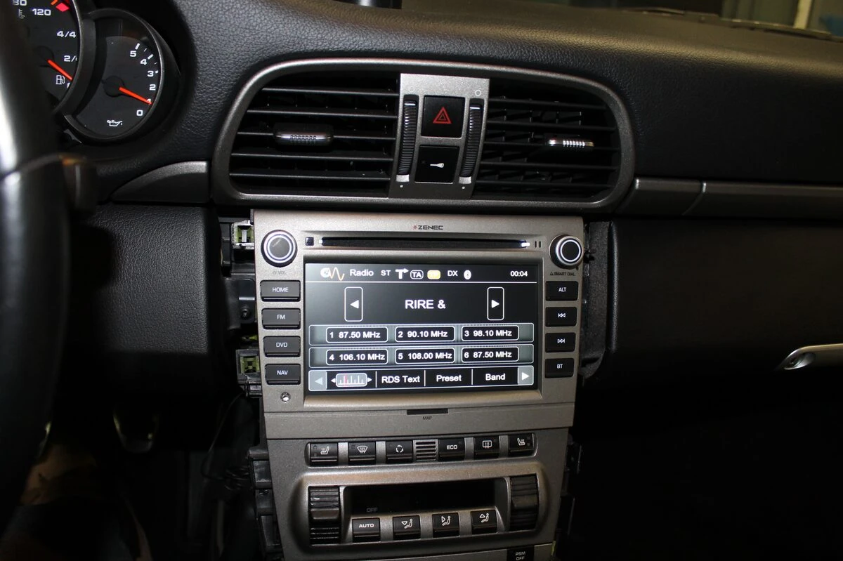 Porsche 997 Carrera : autoradio GPS Zenec et fonctions d'origine