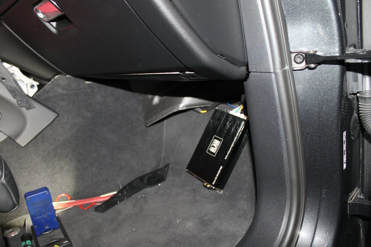 Porsche Macan : amplificateur BLAM RA704DSP Pro
