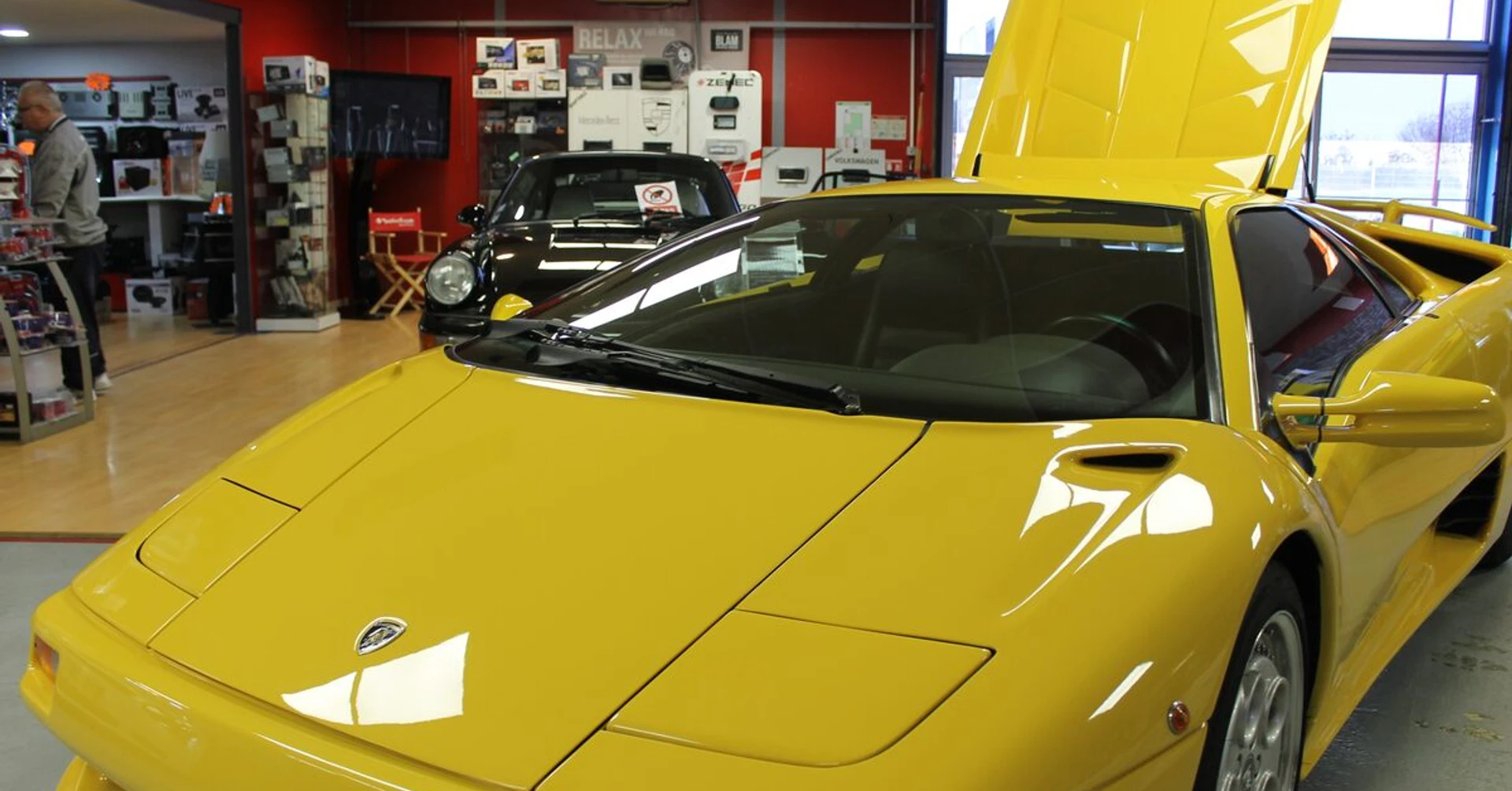 Une Lamborghini Diablo jaune à l'atelier d'Orange