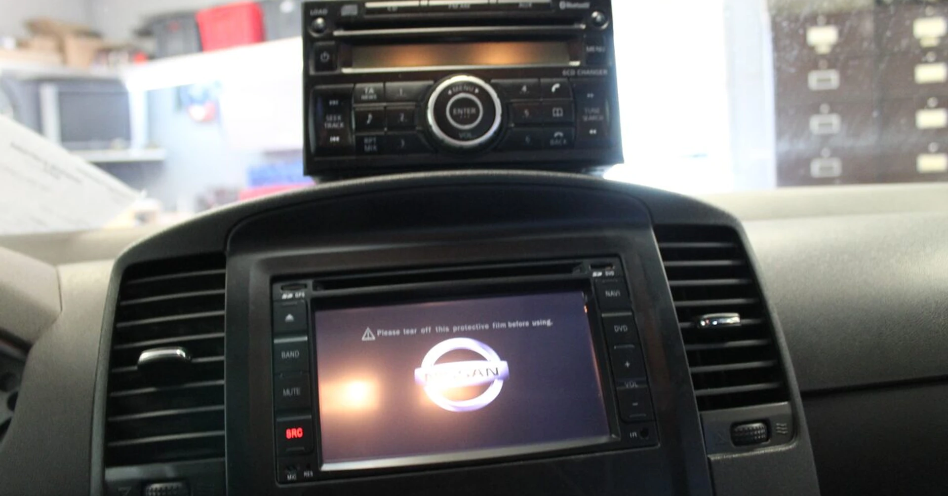 Nissan Navara : autoradio GPS, caméra et radars avant