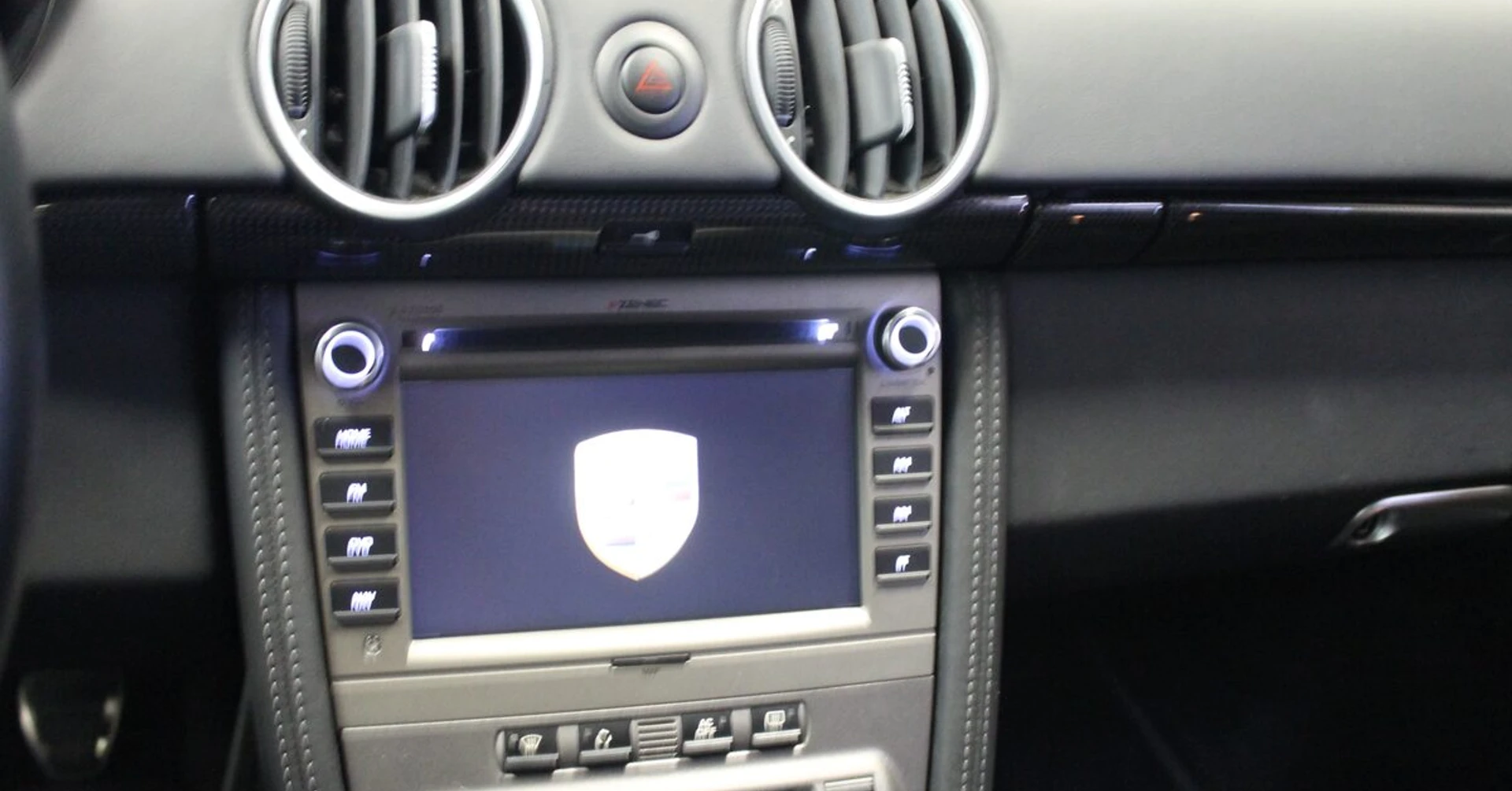 Porsche Cayman : autoradio GPS Zenec et Bose conservé