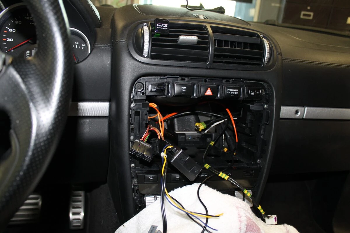 Porsche Cayenne : autoradio GPS avec reprise du Bose en fibre optique