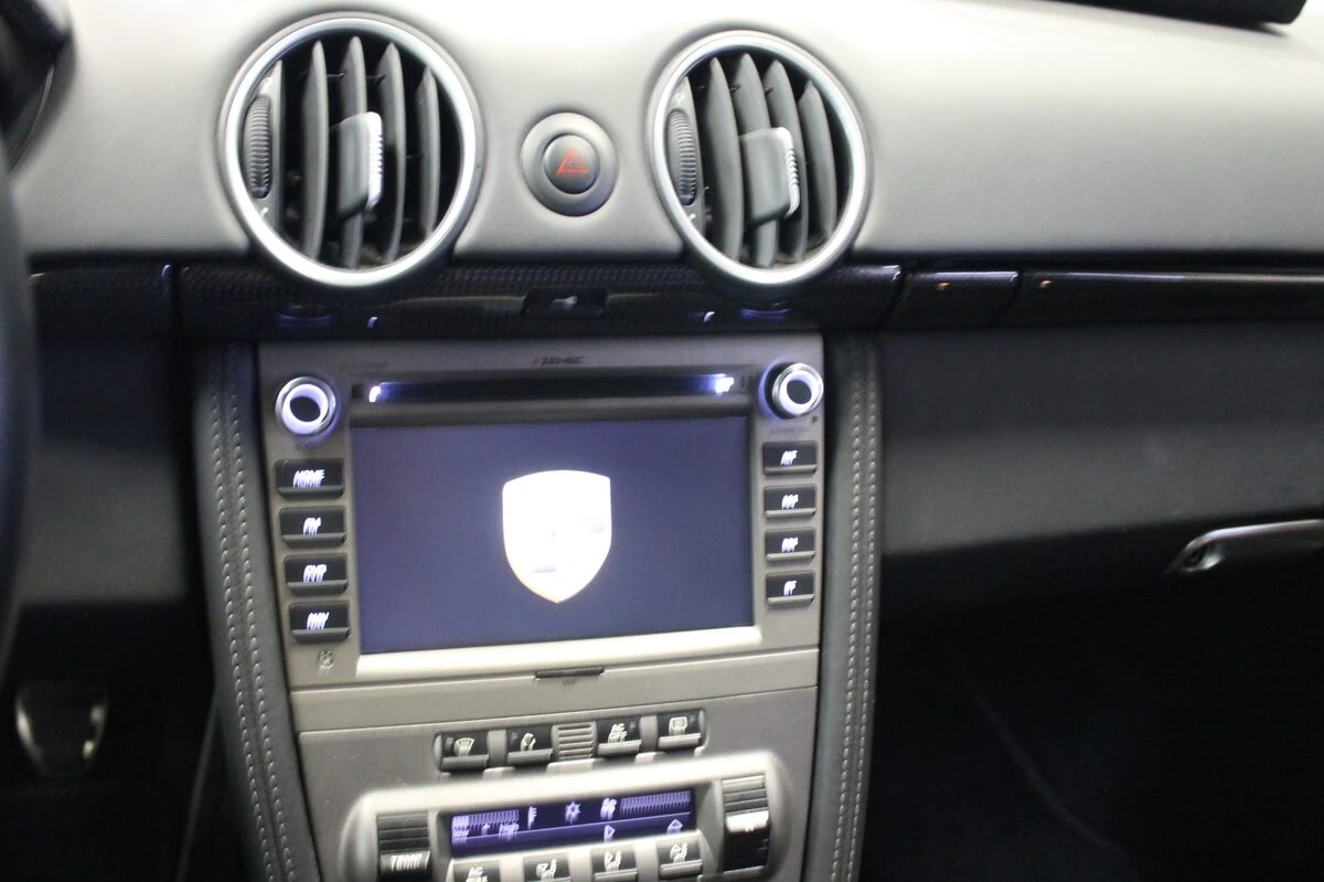 Porsche Cayman : autoradio GPS Zenec et système Bose conservé