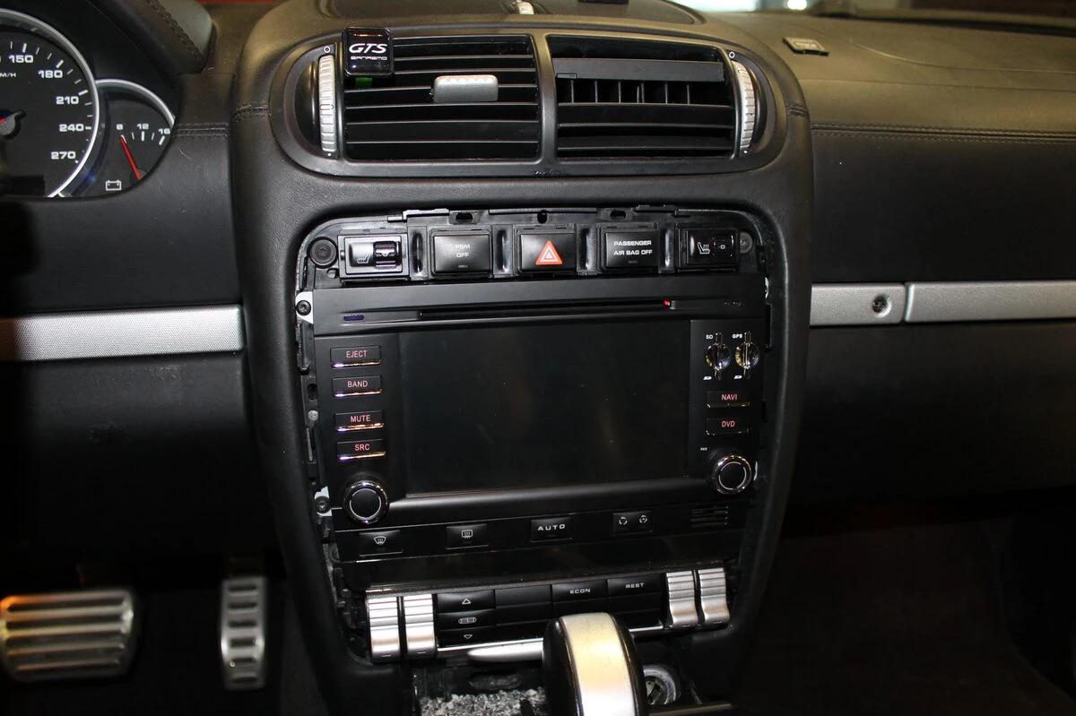 Porsche Cayenne : autoradio GPS avec reprise du Bose en fibre optique