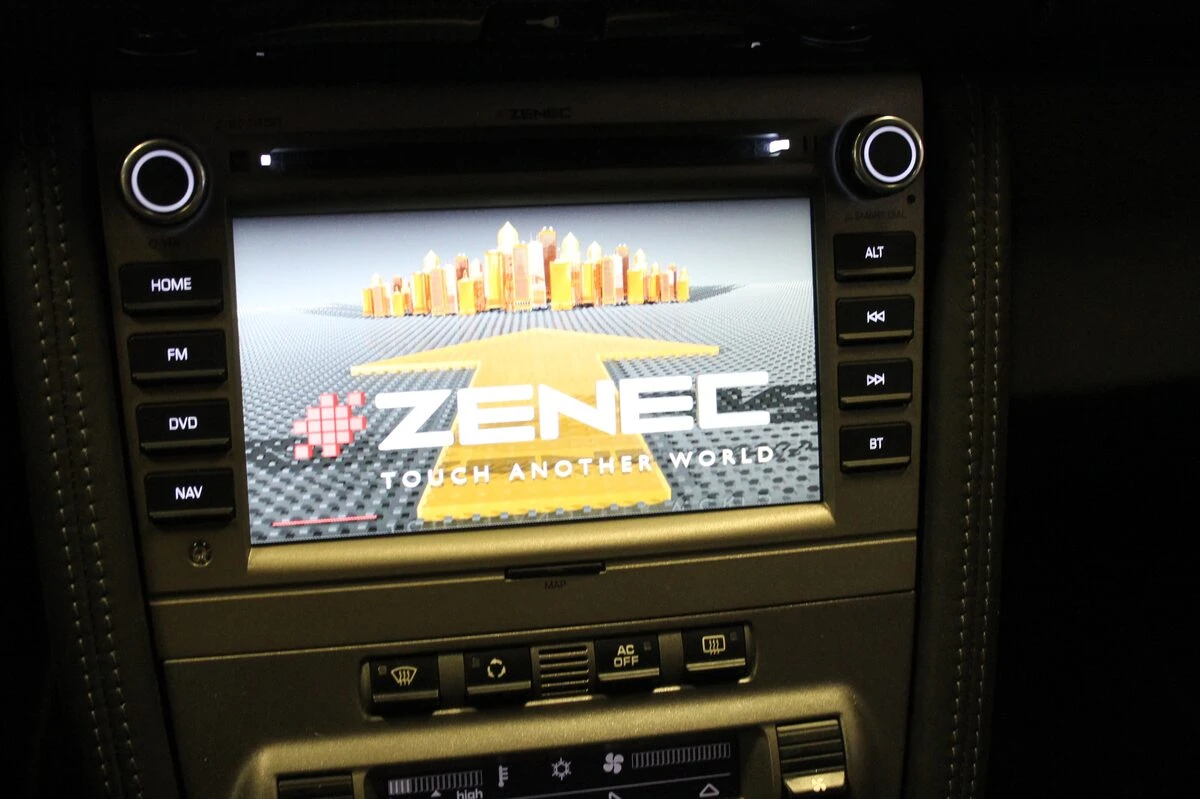 Porsche Cayman : autoradio GPS Zenec et système Bose conservé