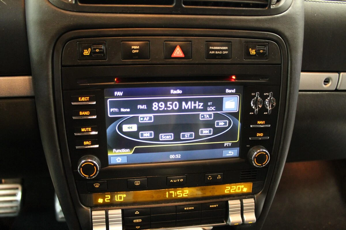 Porsche Cayenne : autoradio GPS avec reprise du Bose en fibre optique