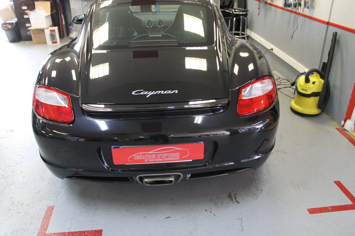 Porsche Cayman : autoradio GPS Zenec et système Bose conservé