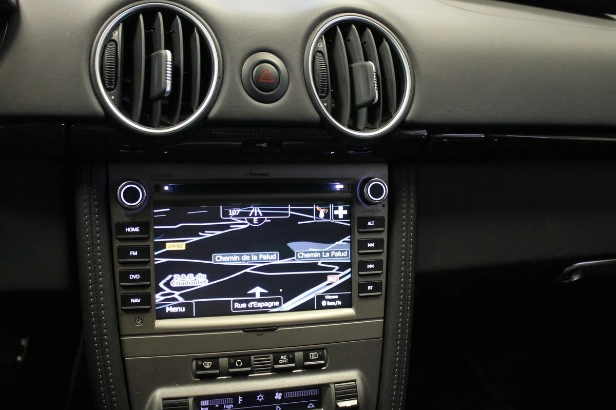 Porsche Cayman : autoradio GPS Zenec et système Bose conservé