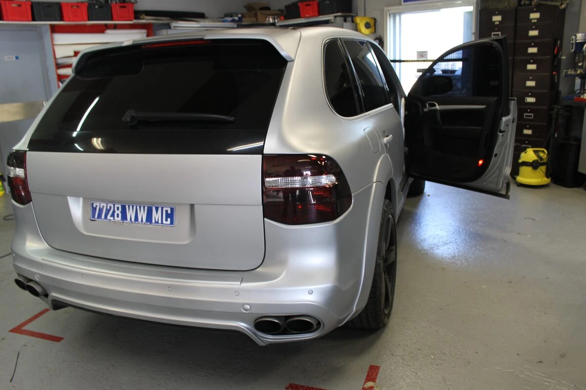 Porsche Cayenne : autoradio GPS avec reprise du Bose en fibre optique