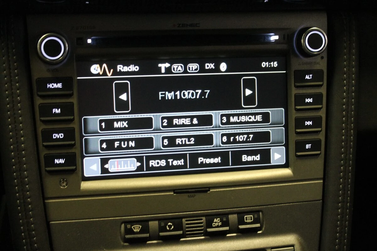 Porsche Cayman : autoradio GPS Zenec et système Bose conservé