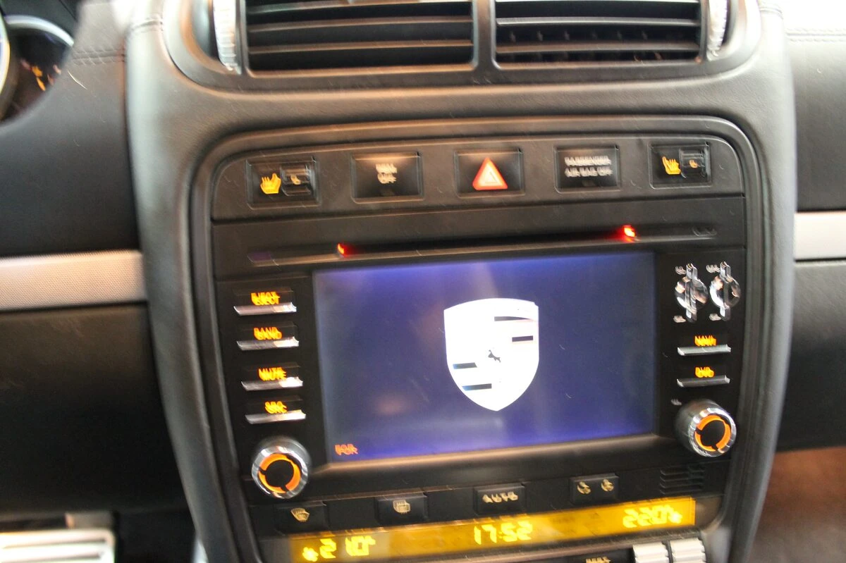 Porsche Cayenne : autoradio GPS avec reprise du Bose en fibre optique