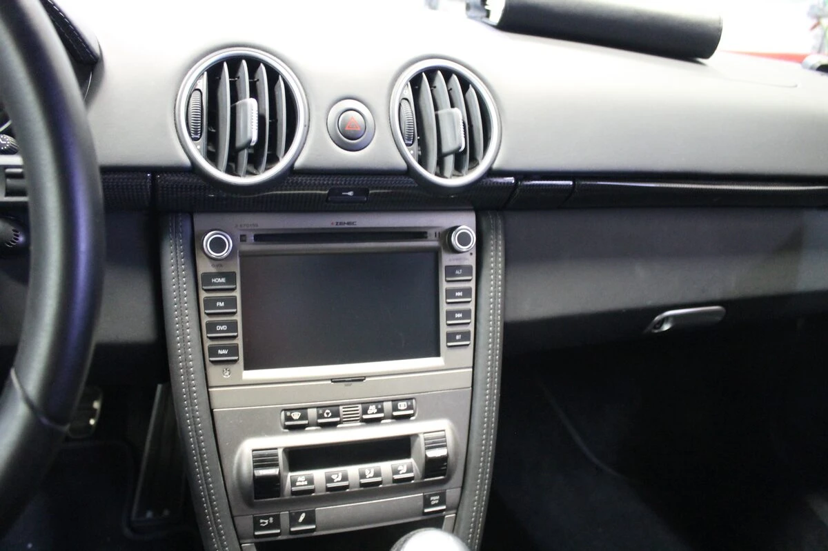 Porsche Cayman : autoradio GPS Zenec et système Bose conservé