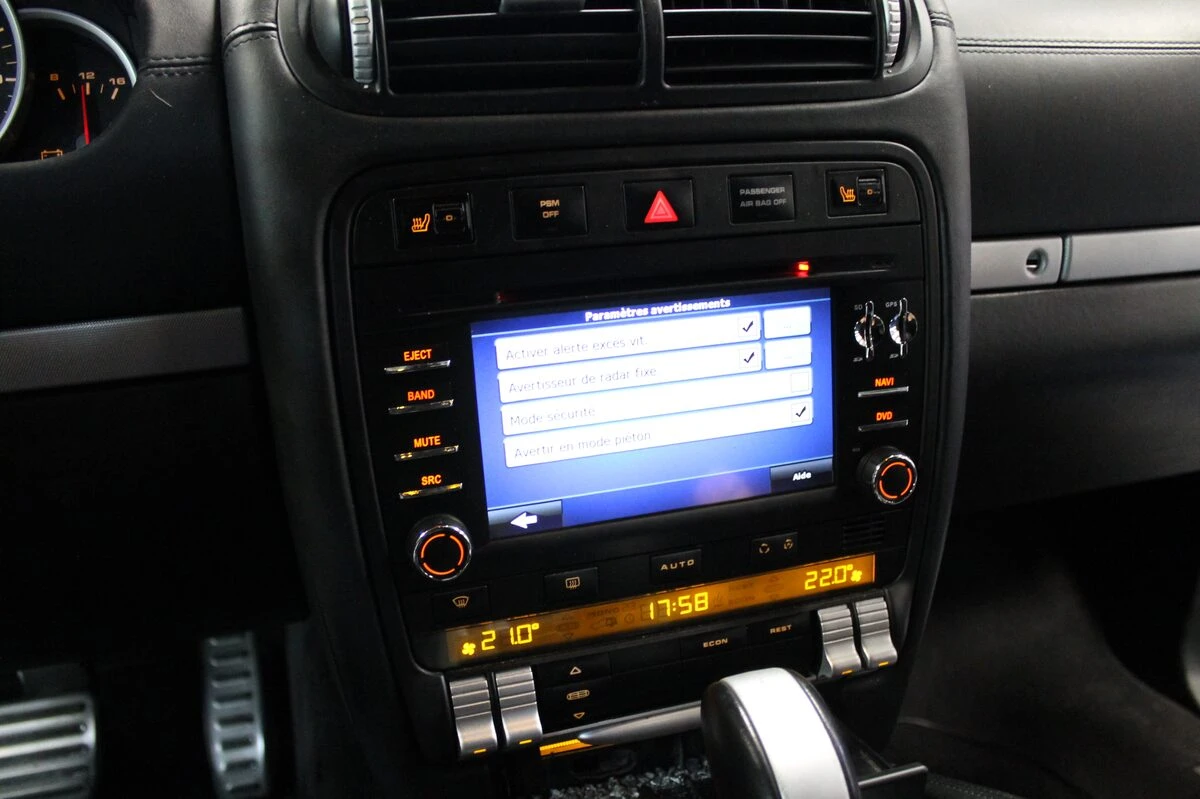 Porsche Cayenne : autoradio GPS avec reprise du Bose en fibre optique