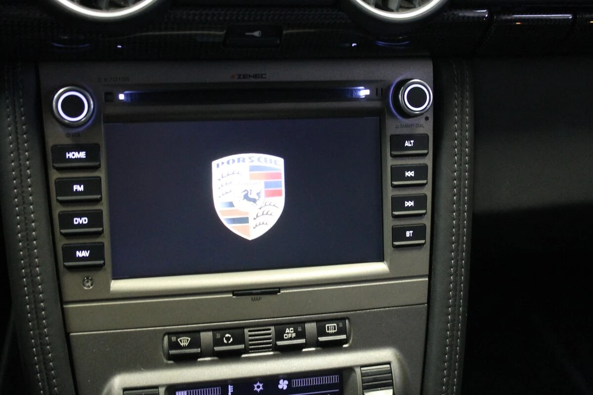 Porsche Cayman : autoradio GPS Zenec et système Bose conservé