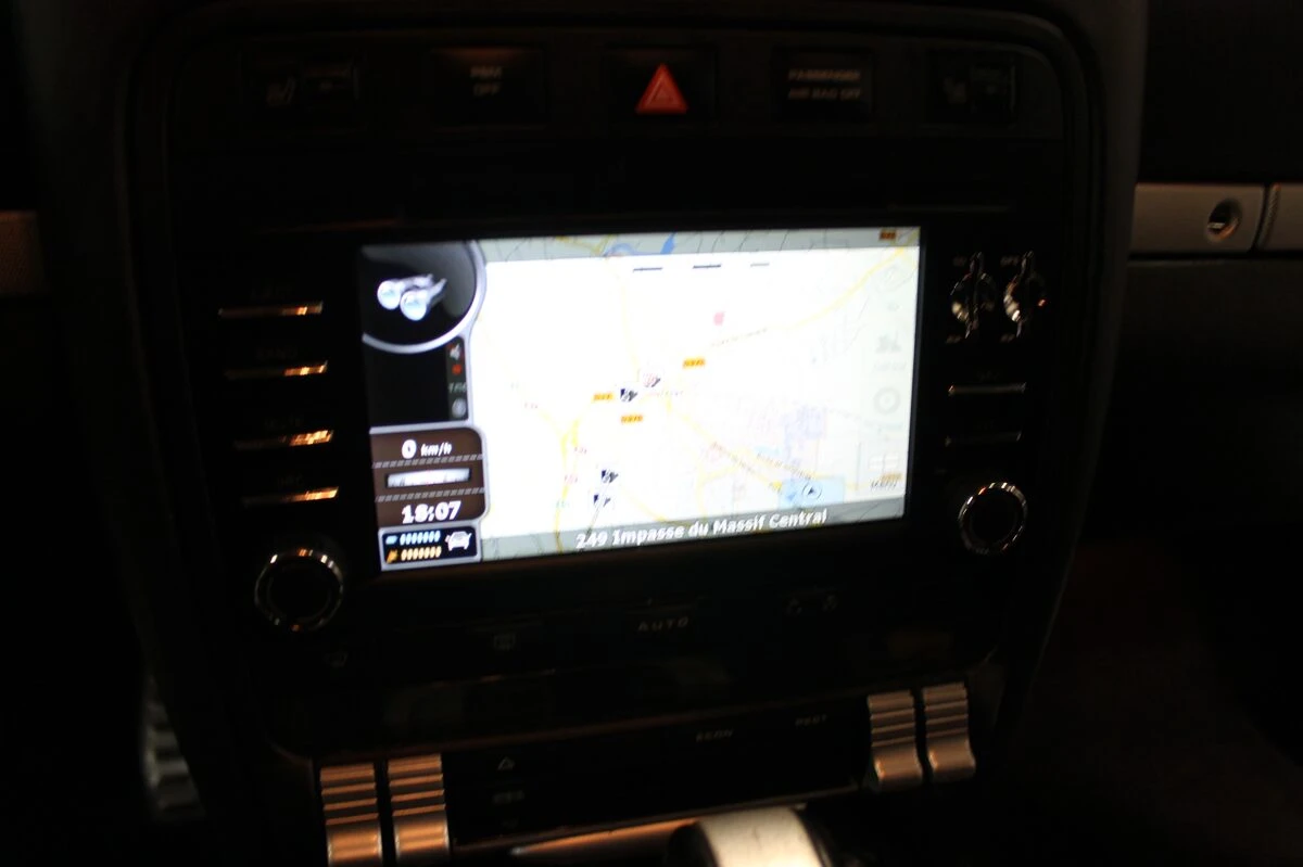 Porsche Cayenne : autoradio GPS avec reprise du Bose en fibre optique