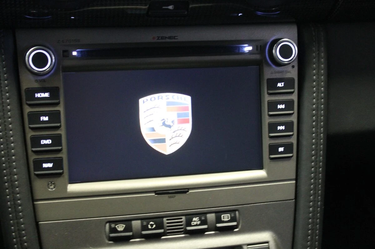 Porsche Cayman : autoradio GPS Zenec et système Bose conservé