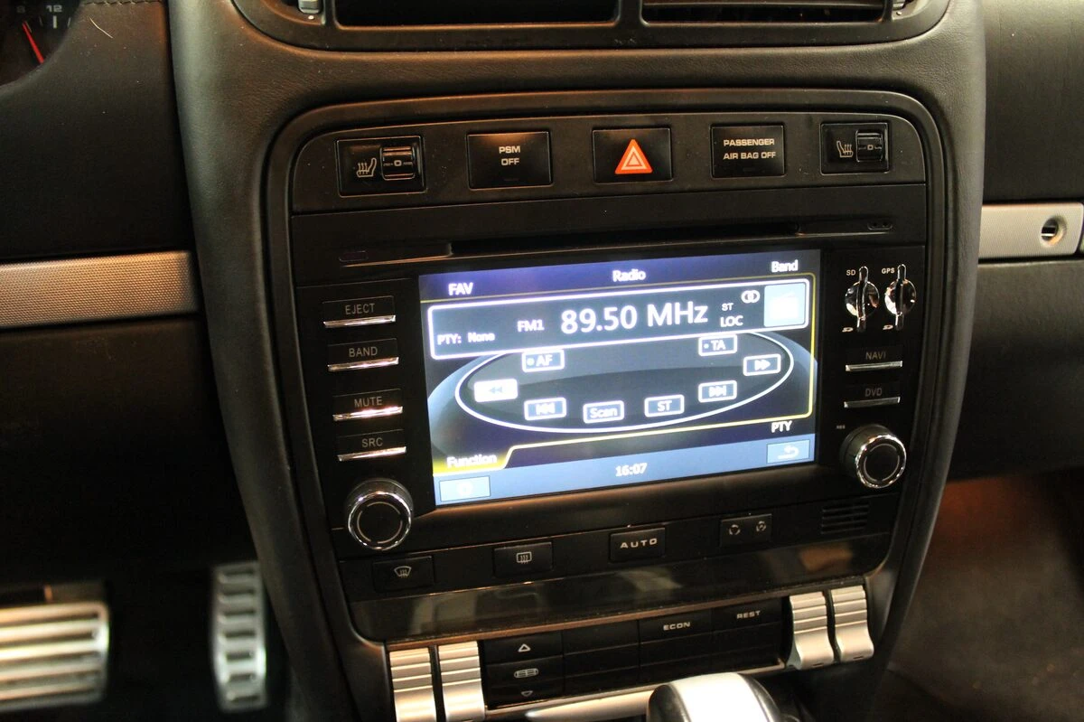 Porsche Cayenne : autoradio GPS avec reprise du Bose en fibre optique