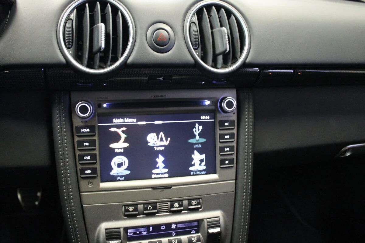 Porsche Cayman : autoradio GPS Zenec et système Bose conservé
