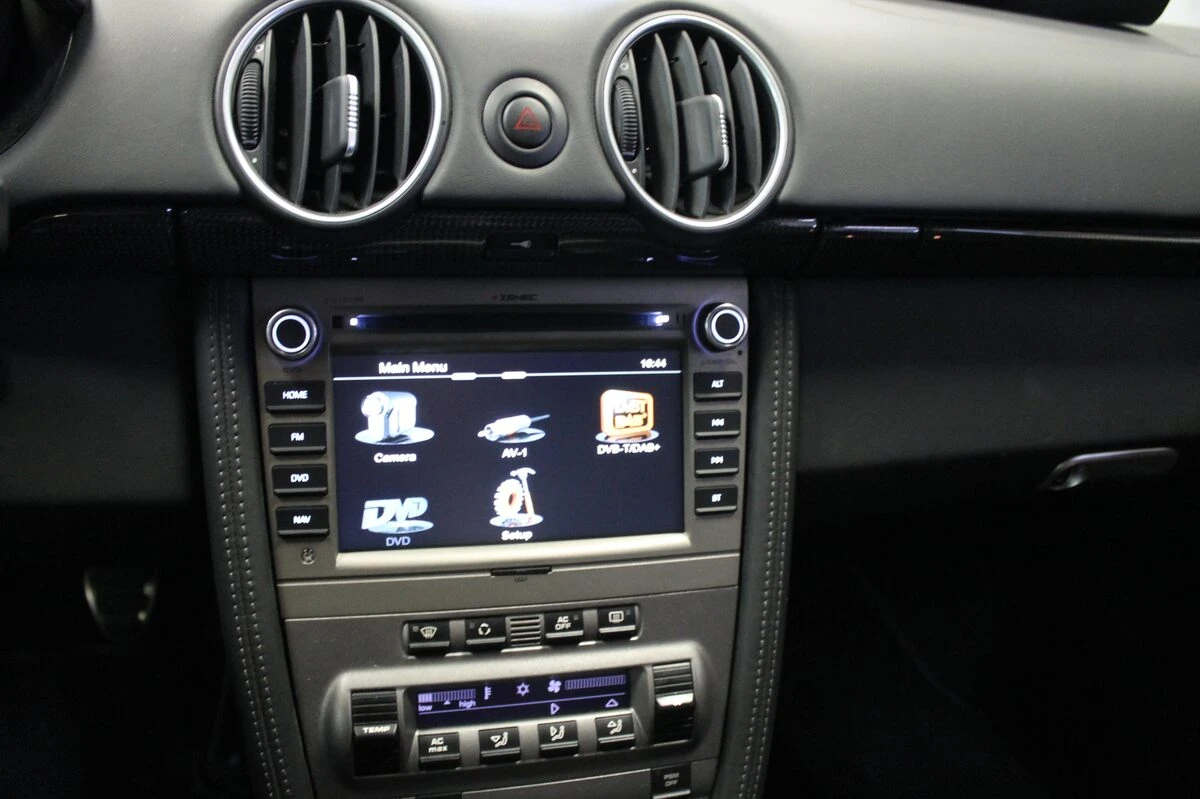 Porsche Cayman : autoradio GPS Zenec et système Bose conservé