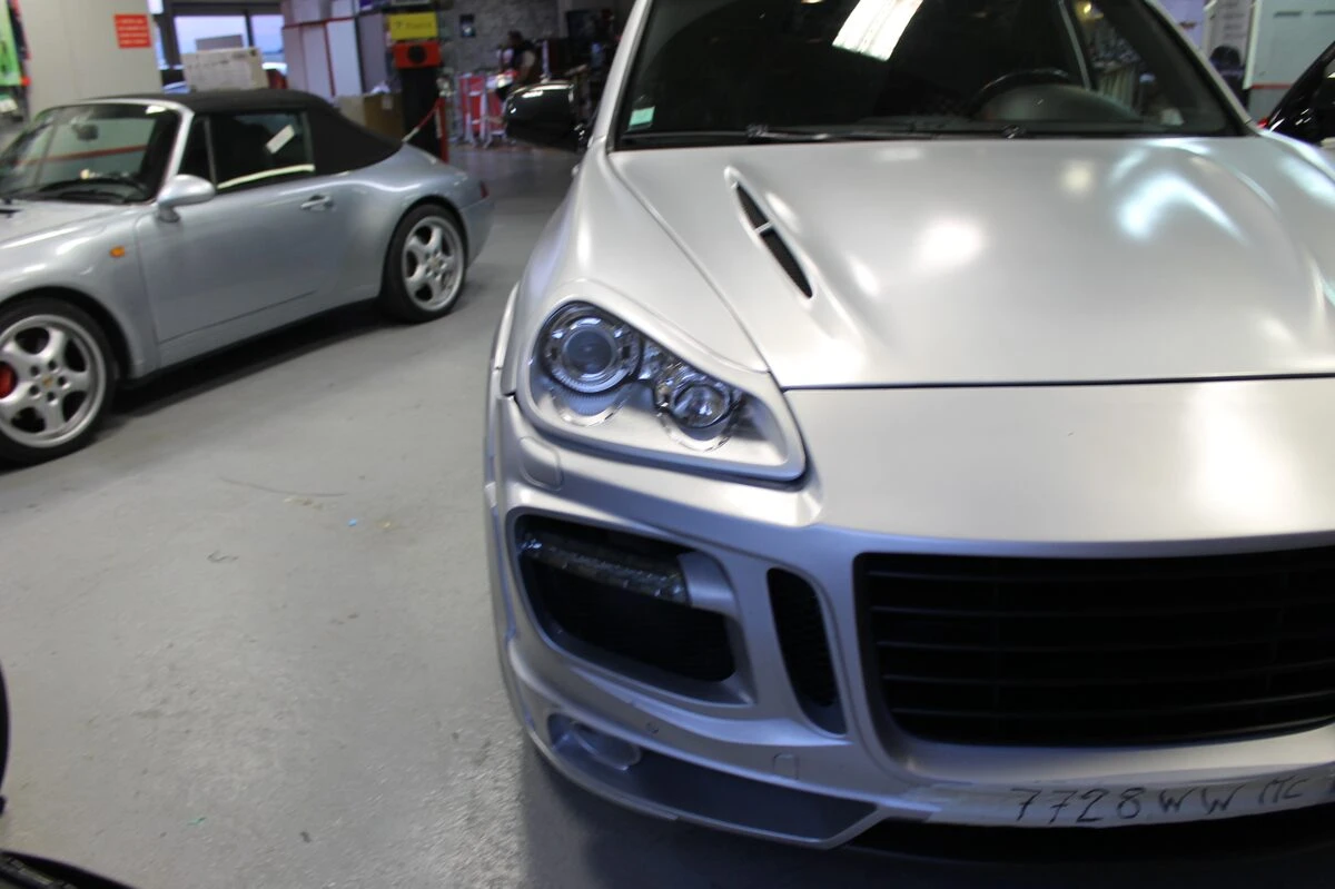 Porsche Cayenne : autoradio GPS avec reprise du Bose en fibre optique