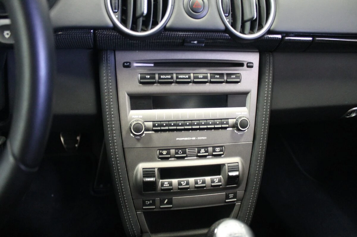 Porsche Cayman : autoradio GPS Zenec et système Bose conservé