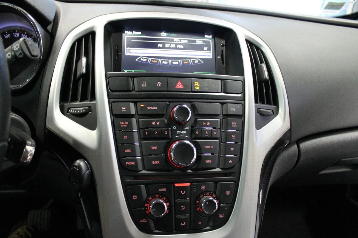 Opel Astra J : autoradio GPS avec réglages de confort sur écran tactile