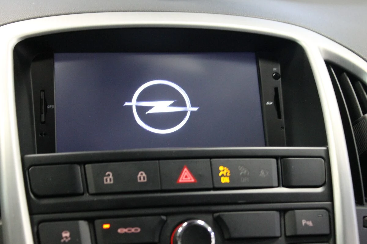 Opel Astra J : autoradio GPS avec réglages de confort sur écran tactile