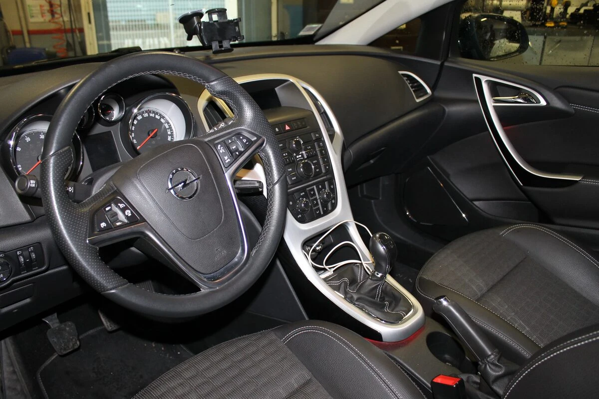 Opel Astra J : autoradio GPS avec réglages de confort sur écran tactile