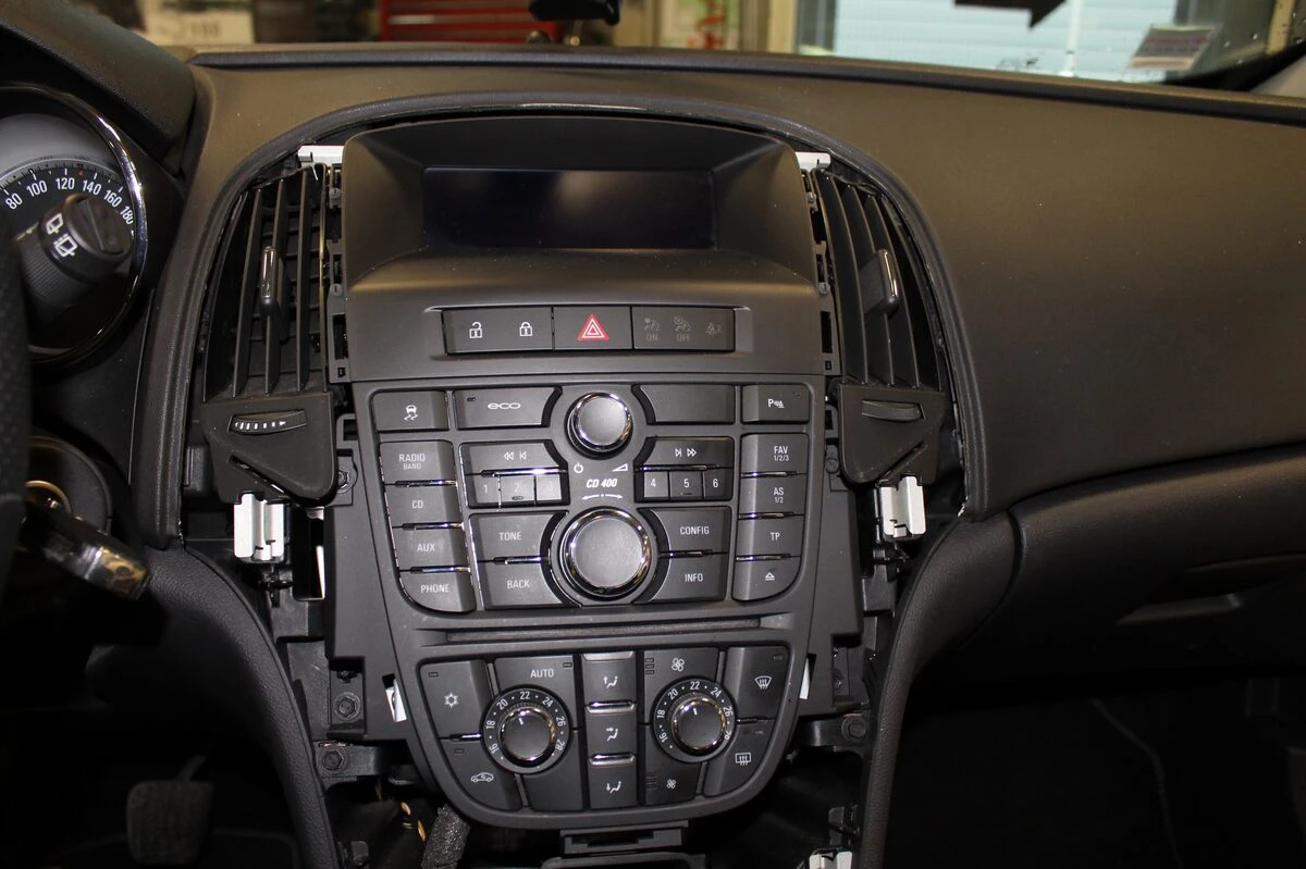 Opel Astra J : autoradio GPS avec réglages de confort sur écran tactile