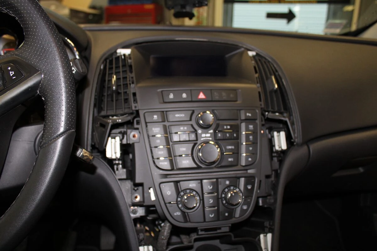 Opel Astra J : autoradio GPS avec réglages de confort sur écran tactile