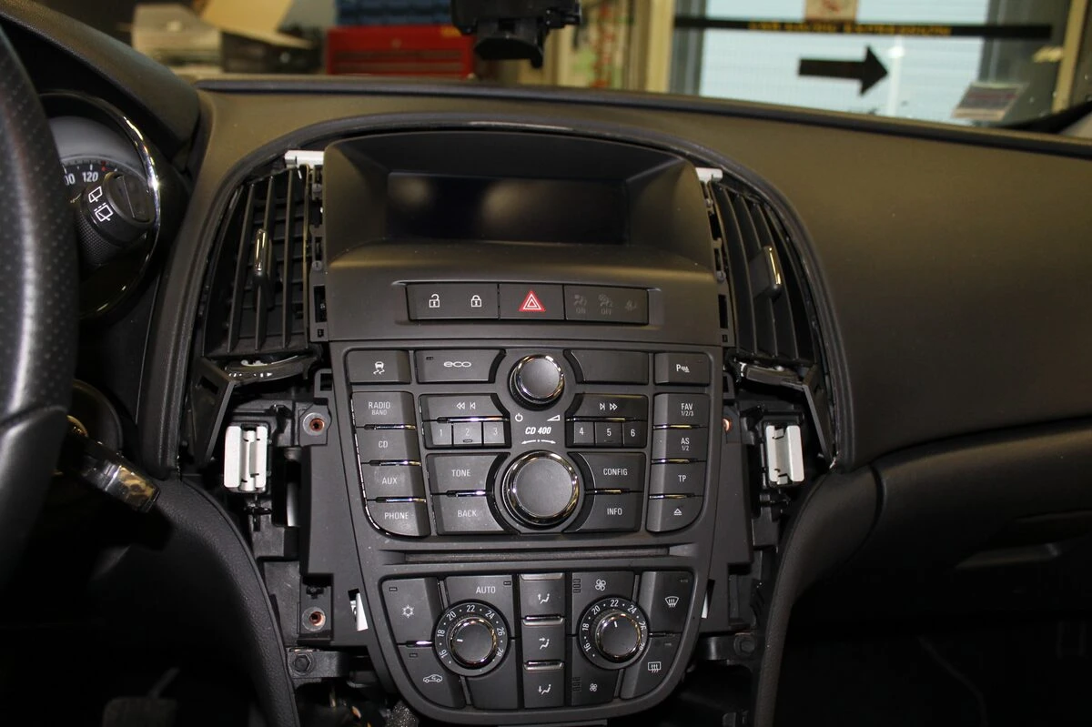 Opel Astra J : autoradio GPS avec réglages de confort sur écran tactile