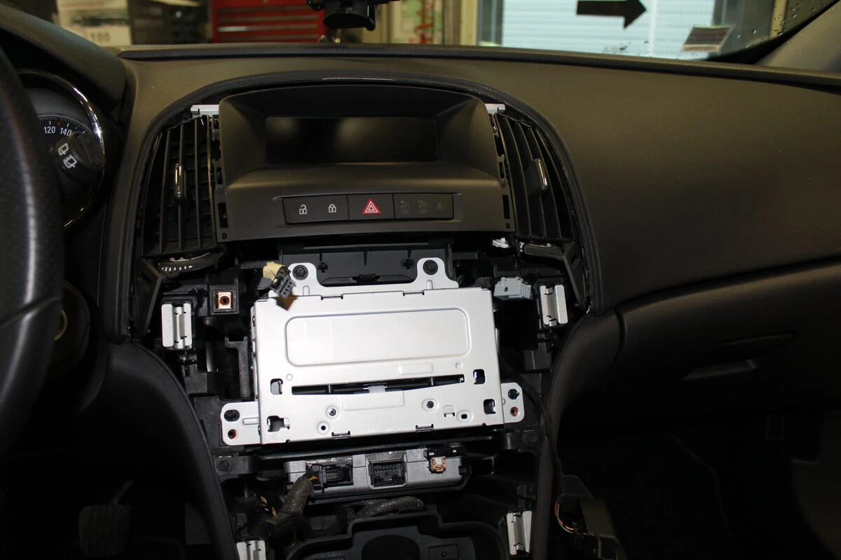 Opel Astra J : autoradio GPS avec réglages de confort sur écran tactile