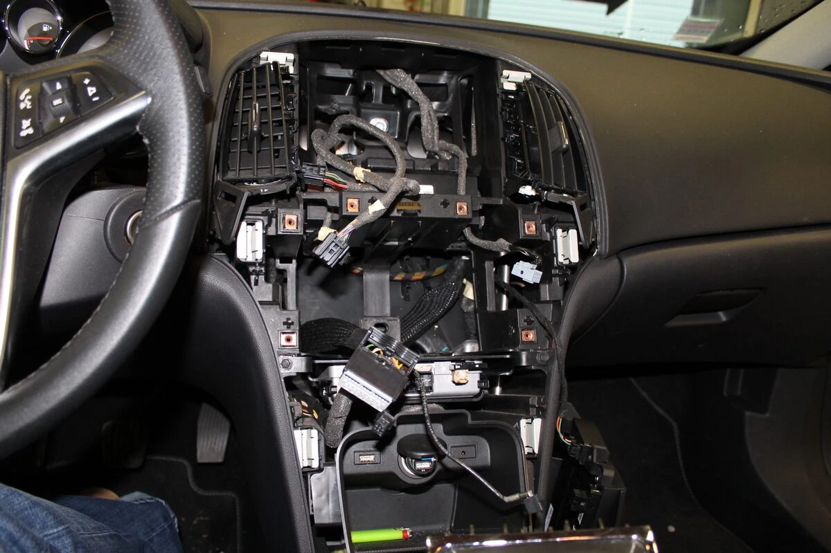 Opel Astra J : autoradio GPS avec réglages de confort sur écran tactile