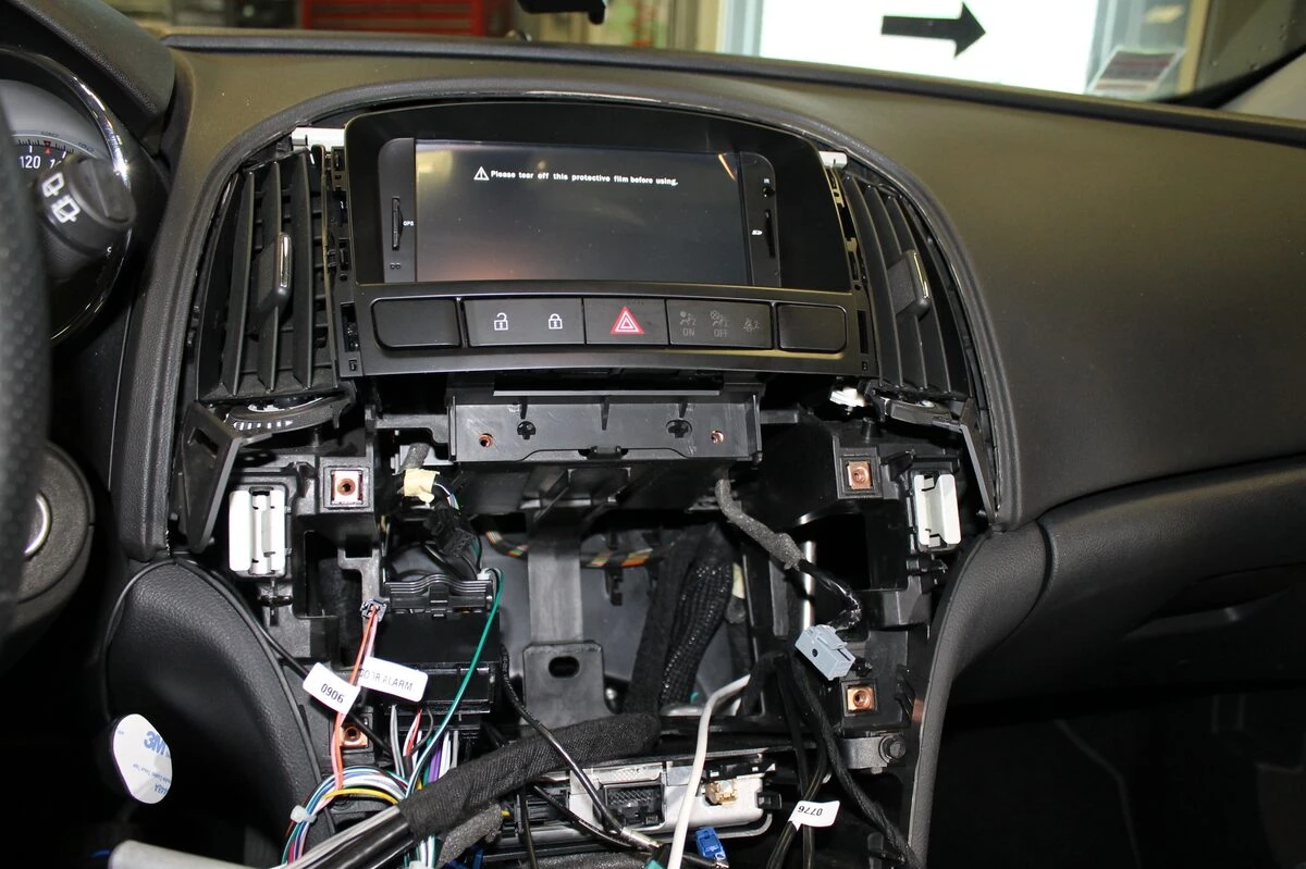 Opel Astra J : autoradio GPS avec réglages de confort sur écran tactile