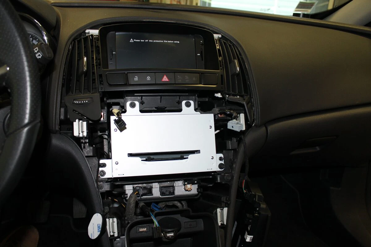 Opel Astra J : autoradio GPS avec réglages de confort sur écran tactile