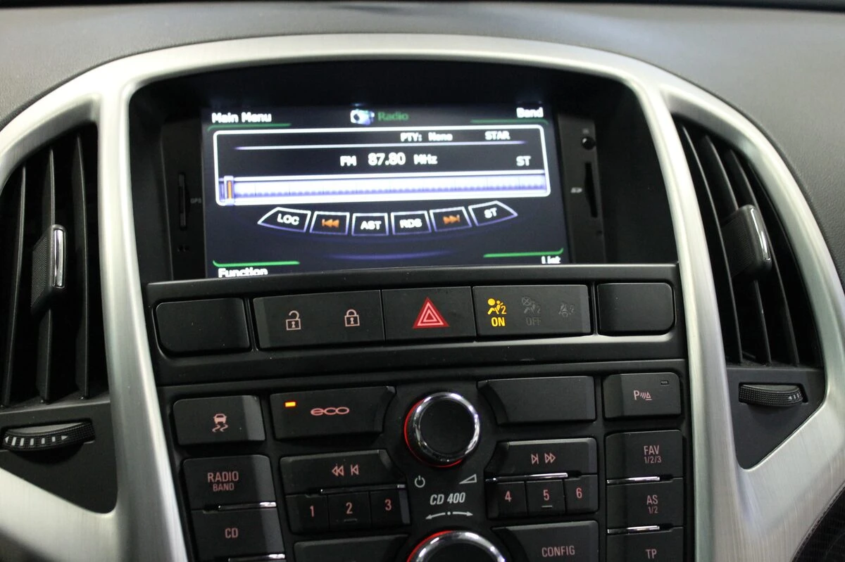 Opel Astra J : autoradio GPS avec réglages de confort sur écran tactile