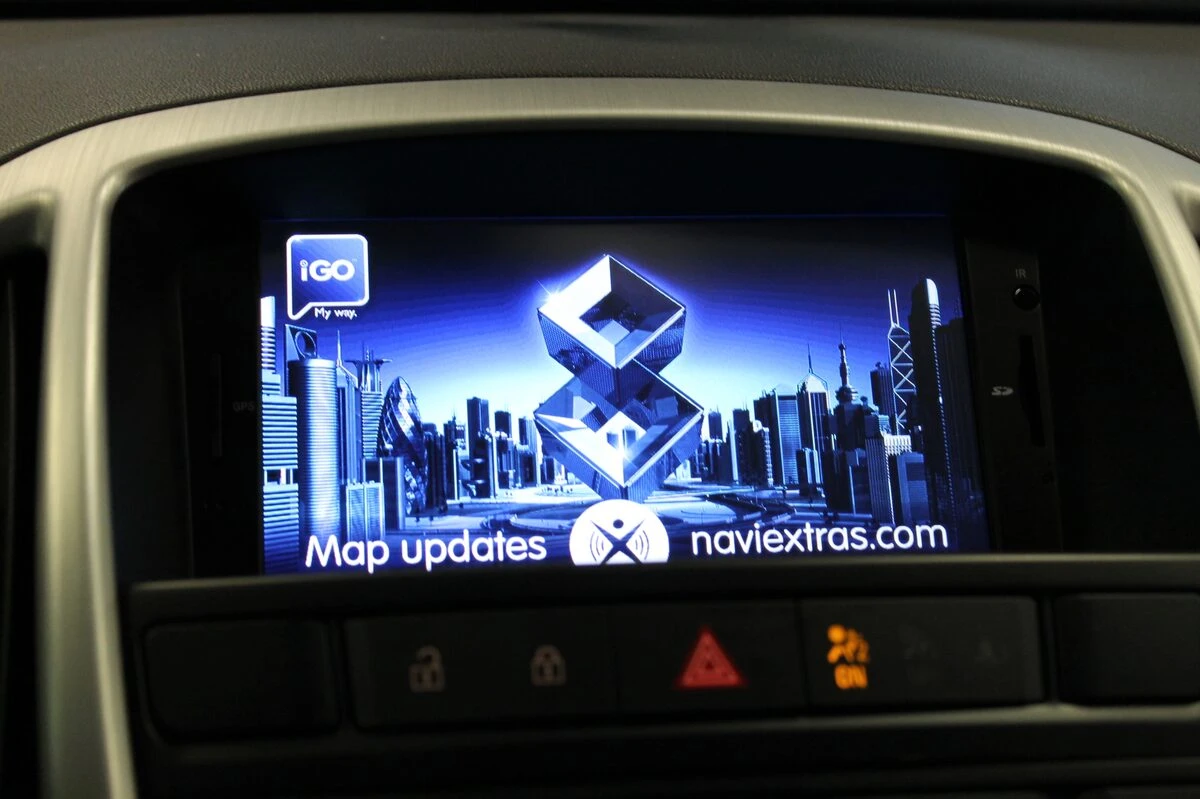 Opel Astra J : autoradio GPS avec réglages de confort sur écran tactile