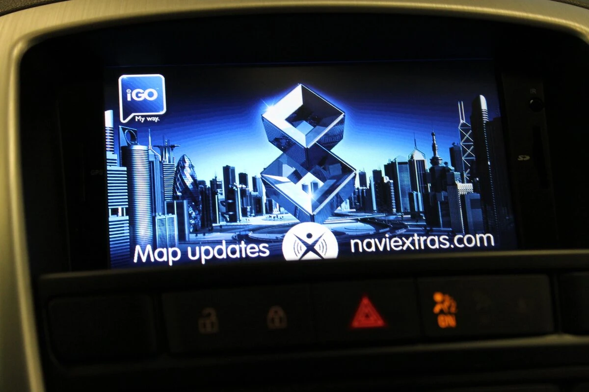 Opel Astra J : autoradio GPS avec réglages de confort sur écran tactile