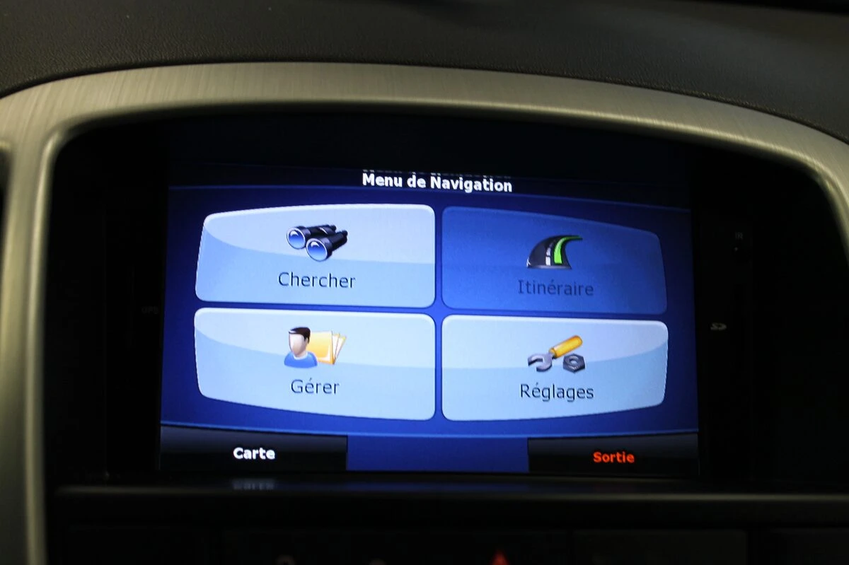 Opel Astra J : autoradio GPS avec réglages de confort sur écran tactile