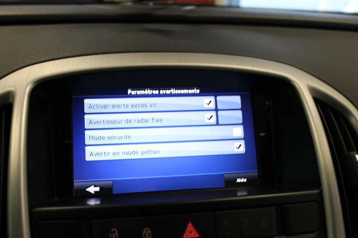 Opel Astra J : autoradio GPS avec réglages de confort sur écran tactile