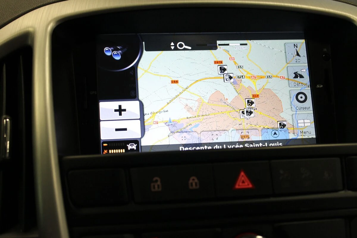 Opel Astra J : autoradio GPS avec réglages de confort sur écran tactile