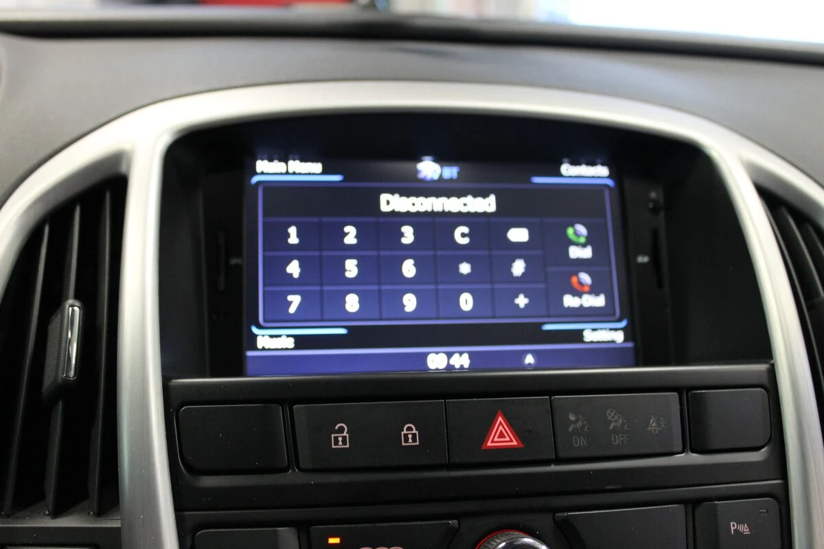 Opel Astra J : autoradio GPS avec réglages de confort sur écran tactile