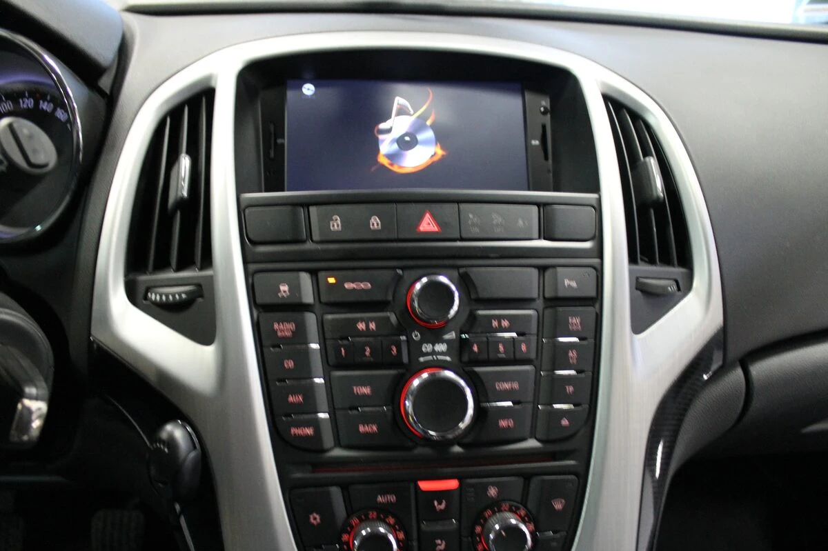 Opel Astra J : autoradio GPS avec réglages de confort sur écran tactile